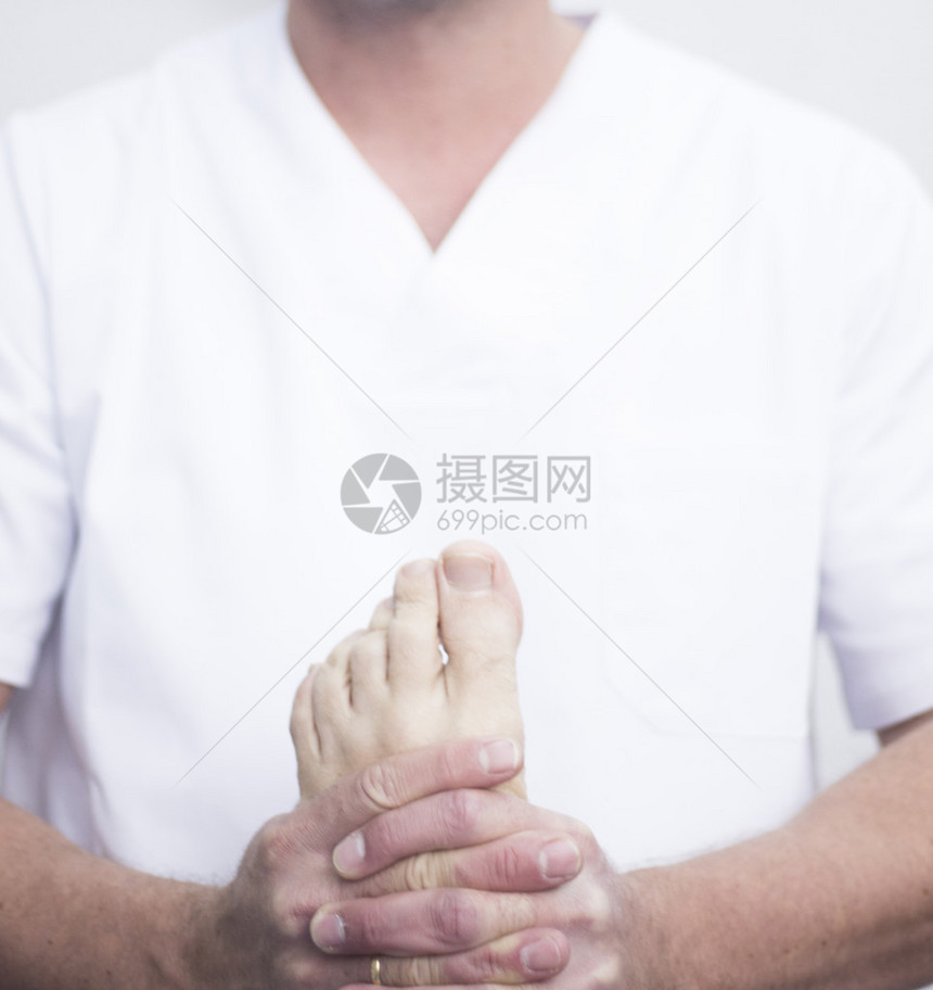 理疗师和整骨师在腿部脚踝和足部的物理治疗康复治疗中进行的肌筋膜图片