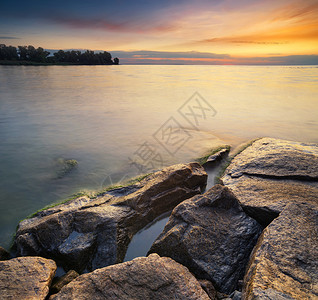 日出时海边的石头夏天美丽的自然海景图片