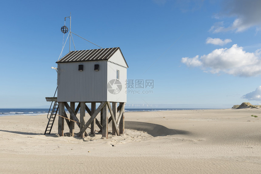 荷兰Terschelling岛著名的真正的木制沙滩小屋图片
