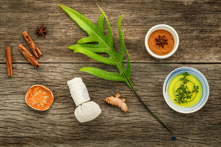 天然温泉成分干燥的印度草头压缩球涡轮肉桂粉肉桂棒芳香油和生锈本图片