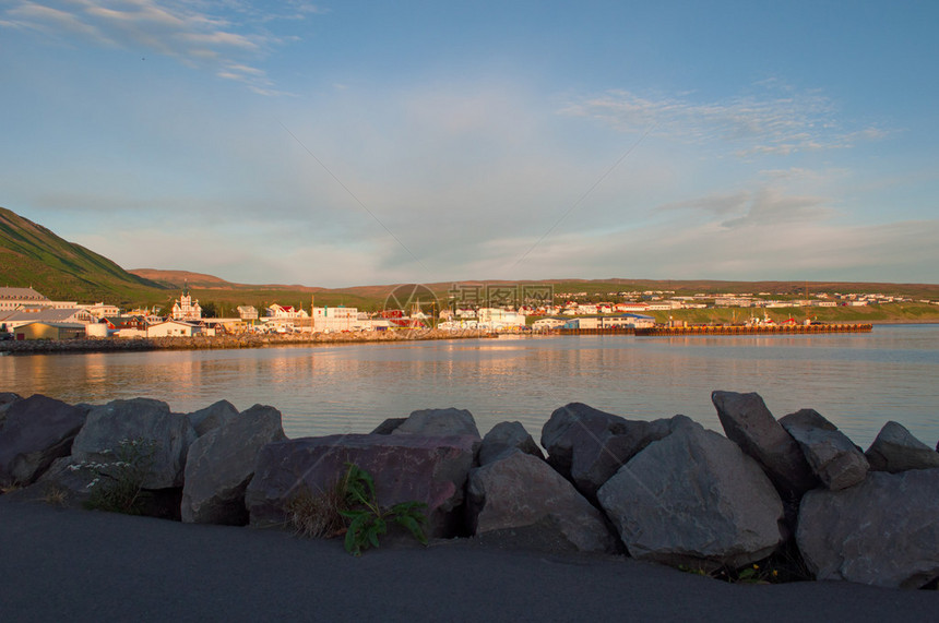 2012年8月25日落时的海港和胡萨维克市胡萨维克是北海岸的一个渔镇图片