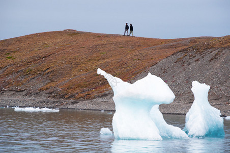 在冰岛东南部冰川湖Jokulsarlon冰川泻湖旁的人行道上行走图片