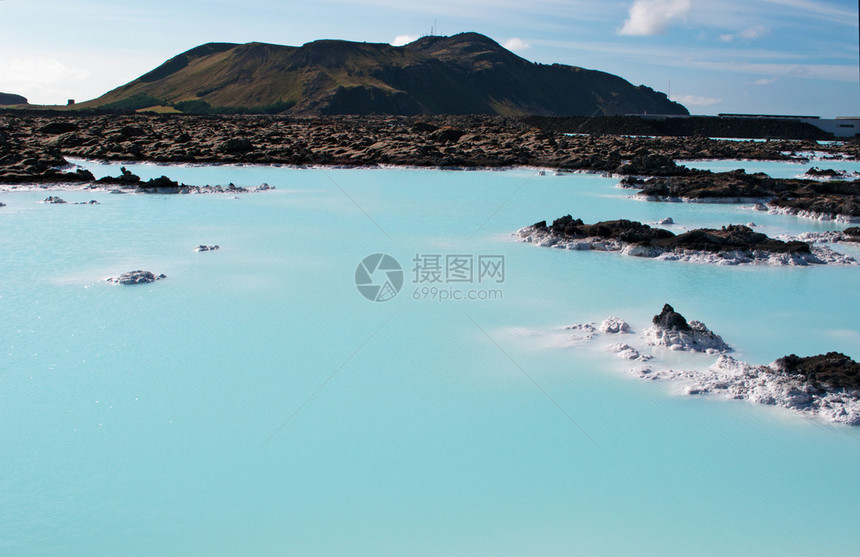 这是冰岛雷克雅内斯半岛格林达维克熔岩场著名的地热温泉图片