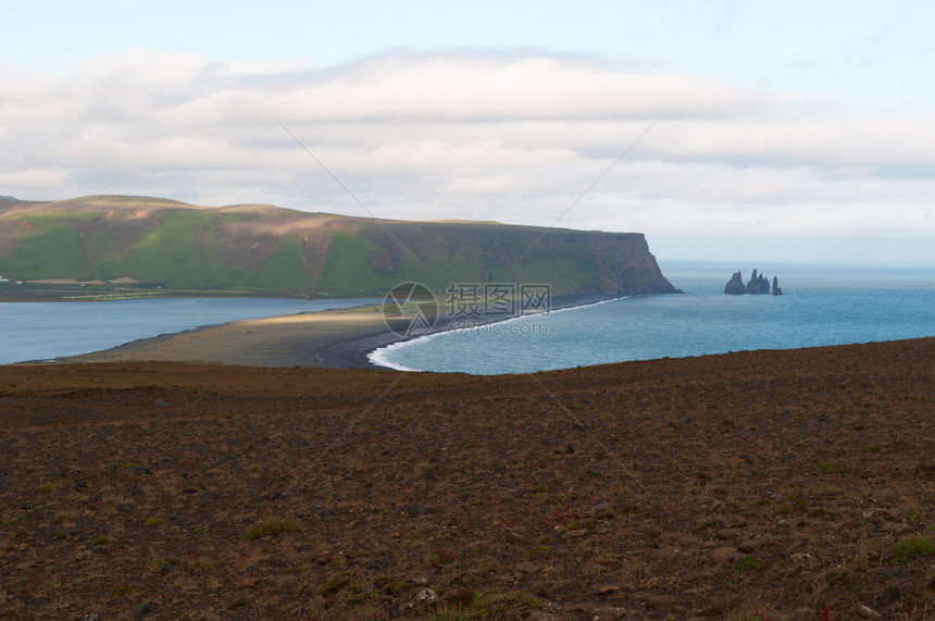 从Dyrholaey海角看到的冰岛最南端村庄VikiMyrdal地峡的鸟瞰图图片