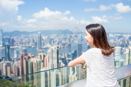 亚洲年轻女子观看香港城市景观图片