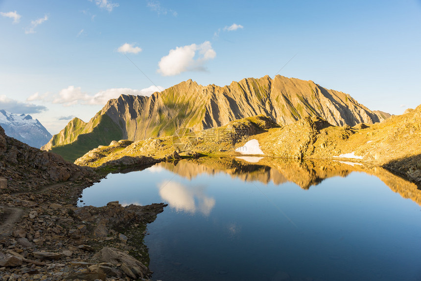 高山足迹图片