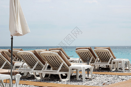 北川景子尼斯海滩的椅子和伞子奢华景背景
