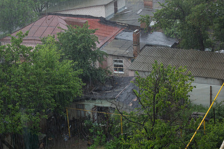 房子顶部的大雨图片
