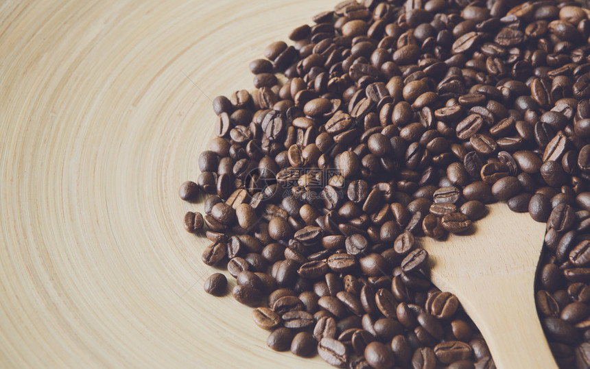 散落在米花竹盘上的咖啡豆图片