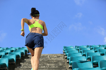 跑上楼梯锻练健康概念的图片