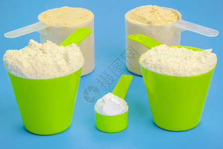 五勺纯蛋白质碳酸盐和青豆图片