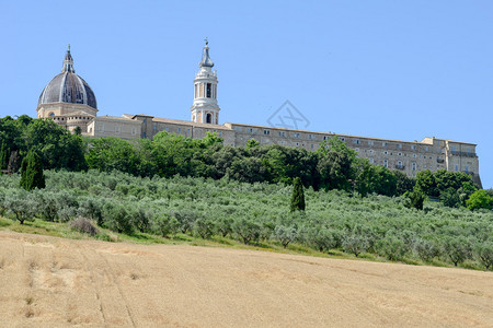 意大利Loreto绿色山丘上的圣母殿3月在意大利的图片
