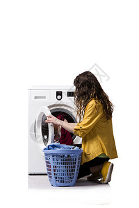 年轻女在洗脏衣服时图片