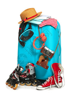 蓝色手提箱运动鞋衣服帽子和白色背景的反光照相机图片