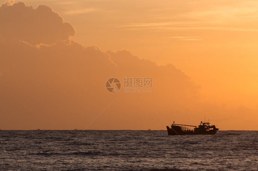 海洋的风景海上的海上渔船清晨图片