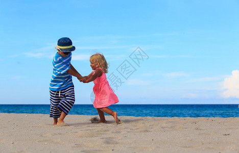 小男孩和女孩在夏日海滩玩耍图片