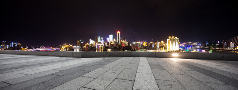 重庆夜晚的城市风景和天线图片