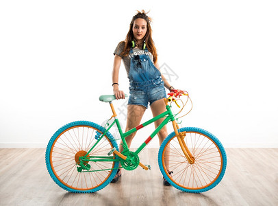 骑着彩色自行车的女孩图片