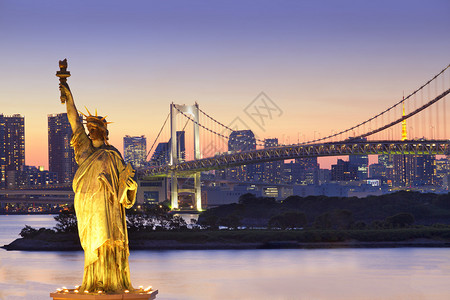 东京天际自由神像和彩虹桥日本图片