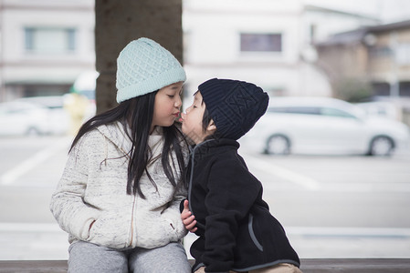 可爱的亚洲儿童姐妹和兄弟用爱接吻图片
