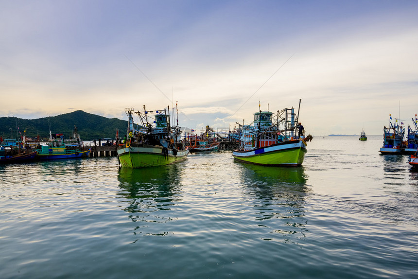 渔船出海捕鱼渔民是泰国海滨城市一直图片