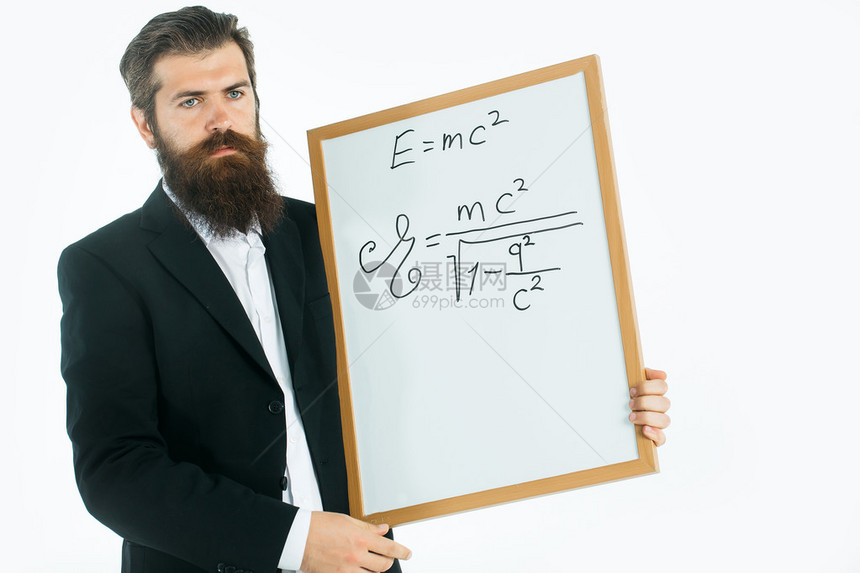 年轻英俊的大胡子男科学家或留着长胡子的教授拿着带有爱因斯坦公式和牛顿定律的教师委员会在白色图片