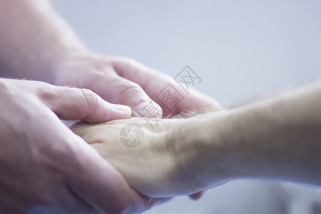 物理治疗师和整骨治疗师在手部和手腕的物理治疗康复治疗中进行的肌筋膜整背景图片