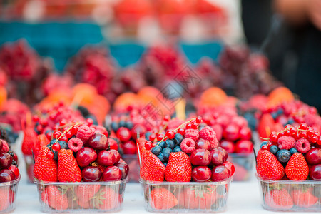 市场上的浆果市场上的蓝莓覆盆子草莓图片