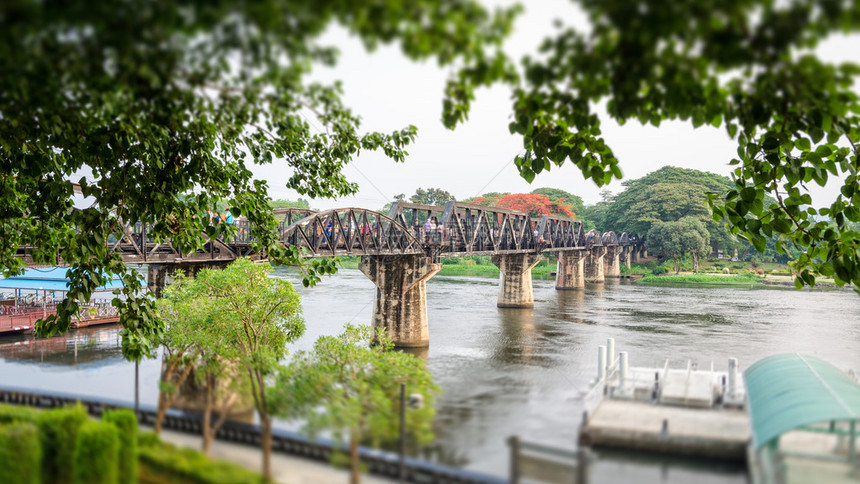 古桥在夸伊河上倾斜式转变的老桥是历史上的一个景点图片