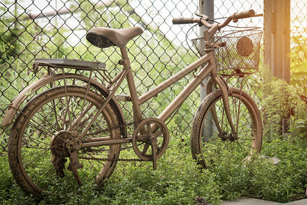 在公园复古风格的旧自行车图片