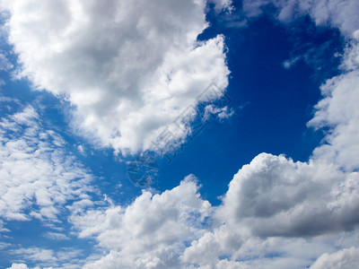 晴朗的蓝天白云背景图片
