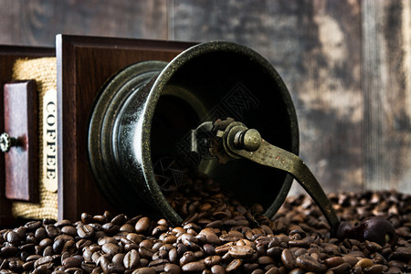 生锈木背景的咖啡研背景图片