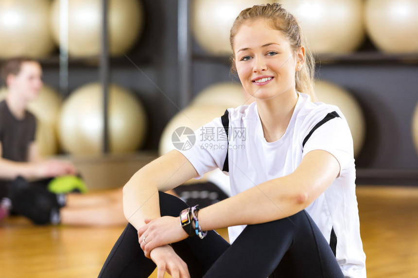 一名年轻女子在健身中心训练休息的特写镜头锻炼团图片