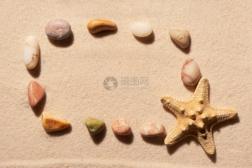 海石和海星在沙滩上的矩形框架夏季海滩背图片