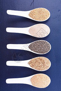 谷物包括白色谷物藜麦洋车前子壳粉黑奇亚籽小麦胚芽和磨碎的LSA混合物图片