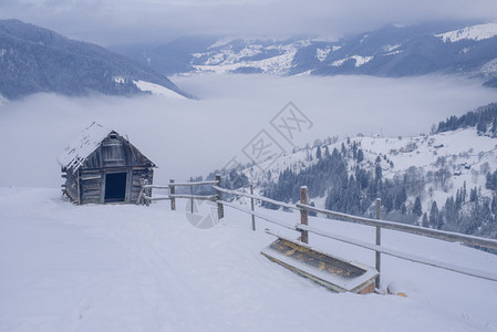 乌克兰喀尔巴阡山美丽的冬季风景雪覆图片