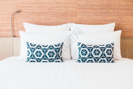 室内卧室的床垫装饰上美丽的白色枕头图片