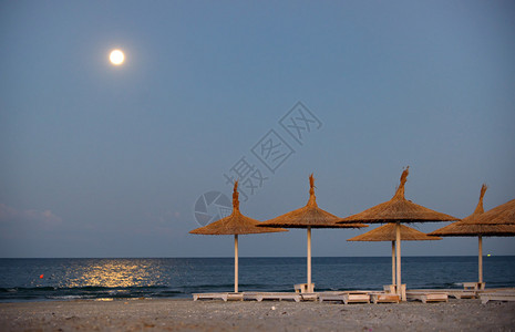 夏日海滩和月亮上的遮阳伞图片
