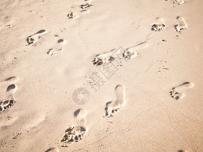 热带沙滩地上带有海岸线的柔软焦点和脚印的图片