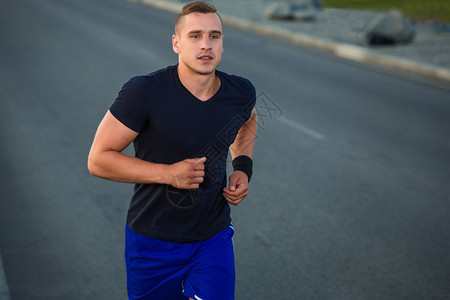 体育运动员在路上跑的近距离肖像图片