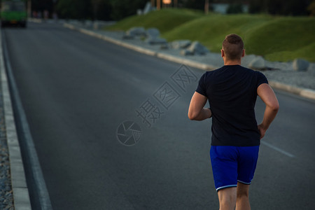 运动男子在路上跑步的近距离肖像图片