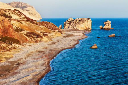 PetratouRomiou希腊的岩石的全景日落景观图片