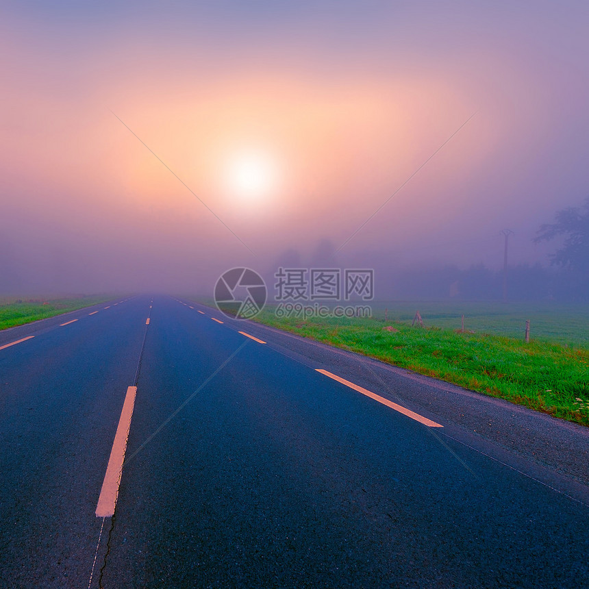 晨雾中的沥青路色调图片图片