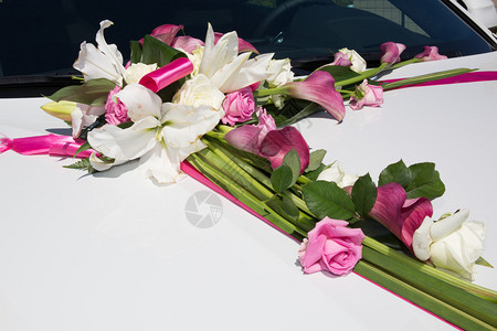 婚礼当天的花组合红白花图片