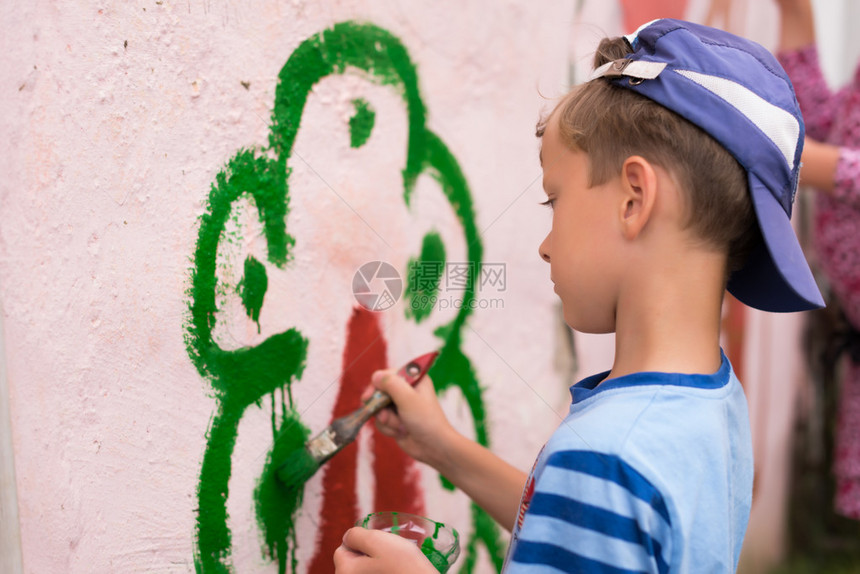 在墙壁上画的儿童描绘了夏图片