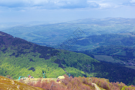 喀尔巴阡山脉是绿树和蓝天图片
