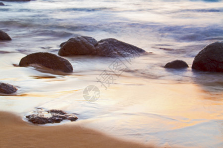 日落时海和岩石图片