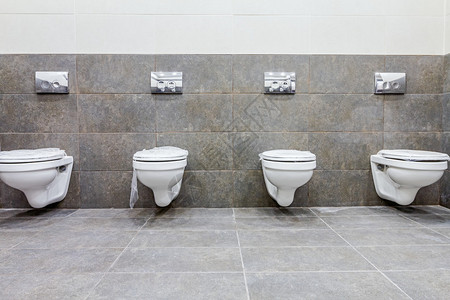 现代设计的公共厕所碗排成一图片