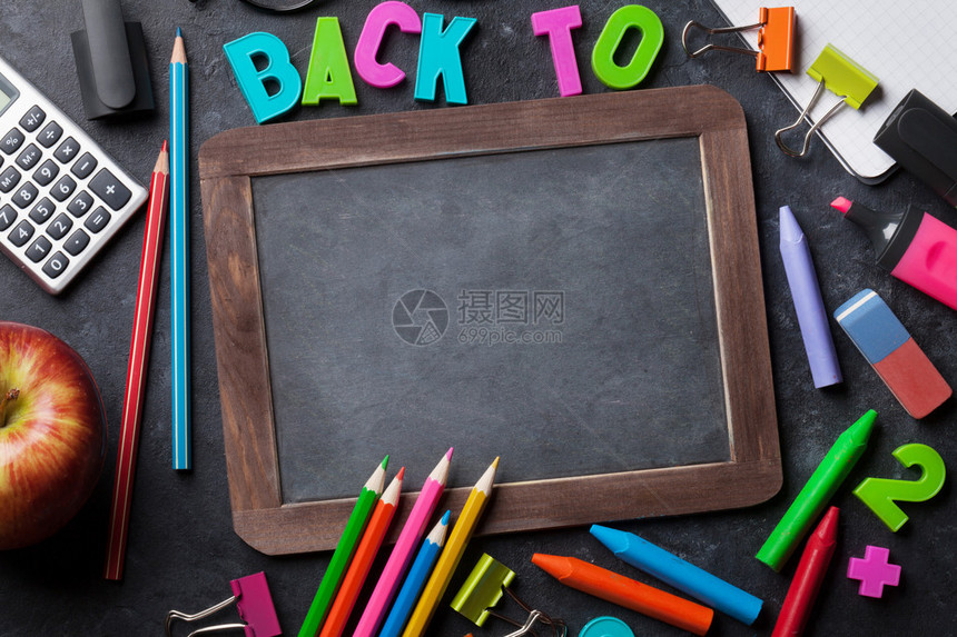 您文本的用品苹果和粉笔板返回学校概念图片