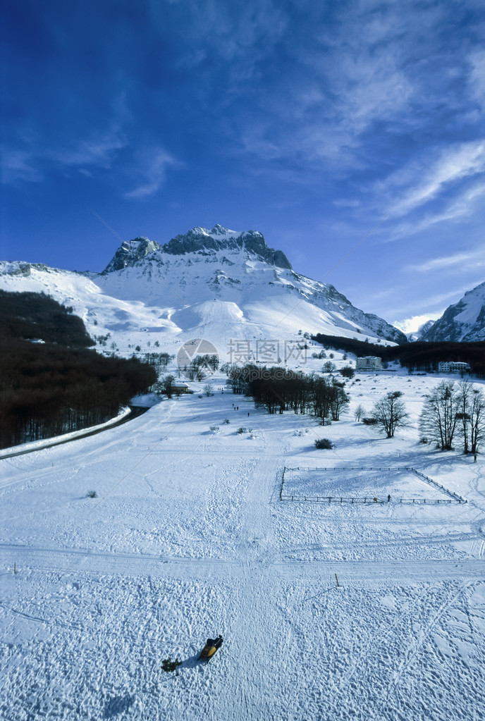 大萨索山的景色被雪覆盖图片